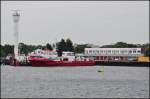 Die Feuerwache II des Seehafen Rostock mit dem davor liegenden Feuerlschschiff  FLB-40-3  am 03.07.13 bei einer Hafenrundfahrt aufgenommen. 