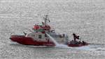 Die BRANDDIREKTOR WESTPHAL (ENI 04812840) ist hier am 25.08.2018 whrend einer Probefahrt auf der Weser Hhe Bremerhaven zu sehen. Sie wird im Auftrag der Hamburg Port Authority (HPA) von der Fassmer-Werft in Berne/Motzen gebaut. Sie ist 43,50 m lang und 9,80 m breit. Drei der Wasserkanonen verfgen ber eine Reichweite von 180 m und eine Wurfhhe von 110 m.