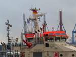 BRANDDIREKTOR WESTPHAL (ENI 04812840), Detail: Brücke und Mast, am 9.11.2018, Hamburg, Elbe, am Schlepperponton Neumühlen /  Feuerlöschboot / Klasse LB 40 / Lüa 43,5 m, B 9,8  m,