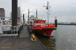 BRANDDIREKTOR KRÜGER (ENI 05108700)  am 13.10.2019, Hamburg, Elbe Überseebrücke /     Löschboot  der Feuerwehr Hamburg  / Lüa 23,38 m, B 5,6 m, Tg 1,96 m /1 MTU-Diesel 552