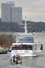 Feuerwehrboot HEINRICH am 14.01.2021 im Hafen von Niendorf / Ostsee. Es geleitet die auslaufende POSITANO (hauptsächlich für Seebestattungen eingesetzt) hinaus auf die Ostsee. Zuvor hatten Feuerwehrangehörige das Lied  Ich hatte einen Kameraden  gespielt. Als POSITANO ablegte, ertönte eine Sirene vom Dach eines Hafengebäudes und das Feuerwehrboot folgte mit eingeschalteten Blaulichtern. Bewegende Augenblicke!  