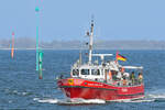 Feuerlöschboot SENATOR EMIL PETERS (Berufsfeuerwehr Lübeck, Feuerwache 4) am 22.04.2022 auf der Trave bei Stülper Huk / Alt-Travemünde