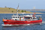 Feuerlöschboot SENATOR EMIL PETERS (Berufsfeuerwehr Lübeck, Feuerwache 4) am 22.04.2022 auf der Trave bei Stülper Huk / Alt-Travemünde