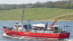 Feuerlöschboot SENATOR EMIL PETERS (Berufsfeuerwehr Lübeck, Feuerwache 4) am 22.04.2022 auf der Trave bei Stülper Huk / Alt-Travemünde