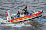 Feuerwehr-Boot F 14 der Feuerwehr Hamburg am 02.09.2022 im Hafen von Hamburg