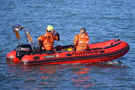 Boot der Feuerwehr am 04.02.2023 in der Ostsee vor Lübeck-Travemünde