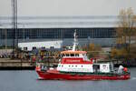 Der 27m lange Feuerwehrboot ALBERT WEGENER am 08.11.23 in Rostock.