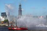 Feuerwehrschiff OBERBAURAT SCHMIDT (ENI 05107330); Eigner/Betreiber: Feuerwehr Hamburg; Datum: 10.05.2015; Aufnahmeort: Elbe/Hafen Hamburg, Deutschland. Das Bild zeigt die OBERBAURAT SCHMIDT bei einer Vorführung anlässlich des Hafengeburtstages. Später wurde sie in BAURAT SCHMIDT umbenannt.