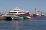 Der Halunder-Jet, der tglich zwischen Hamburg und Helgoland pendelt, liegt am 26.7.2012 im Sdhafen der Nordsee-Insel, whrend im Hintergrund die Elbe 1 ausluft. 