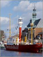 Das auf den Namen AMRUMBANK II getaufte Feuerschiff trgt heute - nach seiner letzten Station - die Aufschrift DEUTSCHE BUCHT. Es war von 1917 bis 1983 im Einsatz und liegt heute im Emder Ratsdelft. Es ist 45 m lang und 8,15 m breit. Das Feuer ist 16 m ber der Wasserlinie und strahlte bis zu 20 sm. Scan eines Dias vom 05.04.2005.