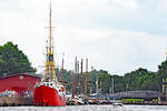 Blick in den Hansahafen Lübeck. Zu sehen ist u.a. das Feuerschiff FEHMARNBELT. Aufnahme vom 14.08.2021