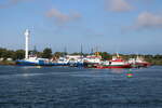 Blick auf die Liegeplätze von den Fairplay-Schlepper und Feuerwehr während meiner Hafenrundfahrt am 02.09.2023 in Warnemünde.