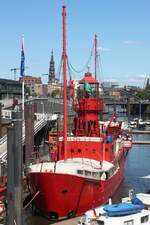 DAS FEUERSCHIFF (LV 13); Eigner/Betreiber: privat; Aufnahmeort: Elbe/Hafen Hamburg, Deutschland; Datum: 10.06.2015; Info: Das ehemalige Feuerschiff dient heute als Restaurant, Hotel und Eventlocation.