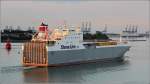 Die 2011 gebaute CAPUCINE (IMO 9539066) verlässt am Abend des 08.06.2014 Harwich. Sie ist 152 m lang, 22 m breit, hat eine GT von 16.342 und eine DWT von 6.600 t. Heimathafen ist Harwich (Vereinigtes Königreich). Links im Bild ist das Heck des LIGHTVESSEL 20 zu sehen.