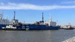 Die Akademik Nemchinov am 20.03.2014 mit den Schleppern Blexen und Stier bei der Ausfahrt aus dem Fischereihafen von Bremerhaven.