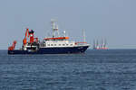 Forschungsschiff ALKOR (IMO: 8905880) auf der Prorer Wiek und im Hintergrund ist das Errichterschiff MPI ENTERPRISE zu sehen .