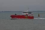 OFFSCHORE Versorgungsschiff NJORD ZENITH, IMO 9828601, L 27 m, B 10 m, BJ 2018, Flagge Großbritannien, nähert sich von See her dem Hafen von Vlissingen. 05.11.2022