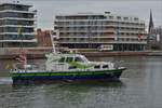 Das Vermessungsschiff SEEADLER; ENI 04812170; ist aus der Schleuse beim Leuchtturm in den Neuen Hafen eingefahren und steuert dort einen Liegeplatz an.