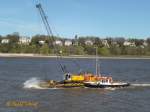 RICHARD KRANZ (ENI 04801680)(H 3409) am 21.4.2015 mit Kranbarge im Seitwärtsschlepp, Hamburg, Elbe Höhe Övelgönne /
Schleppbarkasse der HPA / LxB 15x4m  /
