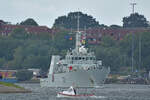 Hafenmeister LYC MARY am 09.08.2023 in Lübeck-Travemünde vor einer Einheit der Standing NATO Mine Countermeasures Group 1, abgekürzt SNMCMG 1.