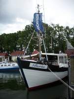 In vielen Häfen auf Rügen gibt es die bekannten Räucherschiffe auf dem man Fischbrötchen und Fisch kaufen kann.So auch im Hafen von Lauterbach,wo das Räucherschiff  Berta  im Hafen liegt.