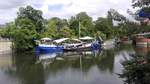 Das Restaurantschiff CAPT'N SCHILLOW am Landwehrkanal in Berlin.