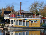 Das Hausboot IDA war Anfang November 2020 im Hafen von Anklam zu sehen.