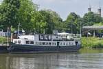 Das Hotelboot  Botel  auf der Maas bei Maastricht, einmal aus einem anderen Blickwinkel, bei einer Schiffsrundfahrt vom Schiff aus aufgenommen.