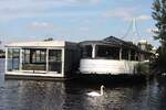 Ehemaliger „Alsterdampfer“ ALSTER III; Eigner/Betreiber: privat; Aufnahmeort: Alster (Binnenalster) Hamburg, Deutschland; Datum: 26.08.2025; Info: Das Bild zeigt die ehemalige ALSTER III an ihrem Dauerliegeplatz am Ballindamm. Das nicht mehr aus eigener Kraft fahrfähige Schiff wird - ergänzt durch einen verglasten Schwimmponton - als  Restaurant genutzt. 