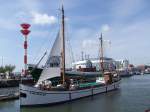 LINE-HINSCH (29x5,6mtr) wurde im Jahre 1928 erbaut und fungiert seit 1995 (mit einigen Unterbrechungen)als Restaurantschiff in Bremerhaven;090826