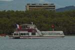 Bevor das Restaurantschiff „LIBELLULE“, am Anleger festmachen kann muss es vor der Einfahrt in den Hafen eine 180° Wende machen um wegen des niedrigen Wasserstandes des Sees