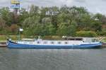 Hausboot LUDOVIC, ENI 06200005, L 31 m, B 5 m, liegt im Albert Kanal an Ufer.