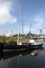 Wohnschiff RAMBLER ROSE; Datum: 11.08.2025; Aufnahmeort: Elbe/Hafen Hamburg (Harburger Binnenhafen), Deutschland.