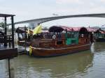 Am 07.07.2009 liegt dieses Restaurantschiff in Bangkok auf dem Chao Praya Fluss und wartet auf seinen Einsatz am Abend