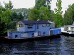 Hausboot mit Wintergarten entlang einer Gracht in Amsterdam;110903
