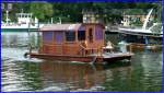 Ein Spassboot passiert die Fhrverbindung zur Pfaueninsel an der Havel. Foto:04.08.2013