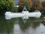 Dieses alte Frachtschiff in Straßburg wurde zum Kunst-Objekt, 1.10.12  Es ist auf der Google-Satellitensicht auch gut zu erkennen.