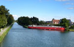 Rhein-Rhone-Kanal in Plobsheim/Elsaß, alter Frachtkahn hat als Hausboot festgemacht, Okt.2016