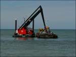 Schwimkran  Albatros  beim Entladen des mit Felsbrockenbeladenen Schubverbandes  Kallo  in der nhe der Hafeneinfahrt von Oostende.  11.08.2010 