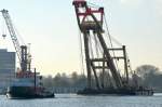 Schlepper Arion IMO-Nummer:7726902 Flagge:Deutschland Länge:30.0m Breite:9.0m Baujahr:1978 Bauwerft:Jadewerft,Wilhelmshaven Deutschland mit Schwimmkran Enak im Nord-Ostsee-Kanal bei Rendsburg am