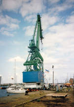 Der Schwimmkran  Goliath  im Stadthafen von Rostock 1994. Digitalisiertes Foto vom Kleinbild.