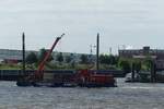 TK 9 „LIFT 100“ am 14.6.2019: Hamburg, Elbe Höhe Landungsbrücken /   Flachwasserpontonschiff / Lüa 30 m.