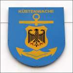 Wappen der deutschen Kstenwache. Die deutsche Kstenwache ist keine eigenstndige Behrde, es ist lediglich ein Koordinierungsverbund von nachgeordneten Behrden vierer Bundesministerien. Dazu gehren die Bundespolizei (Bundesinnenministerium), die Wasser- und Schifffahrtsverwaltung (Bundesministerium fr Verkehr, Bau und Stadtentwicklung), die Bundeszollverwaltung (Bundesfinanzministerium) und die Bundesanstalt fr Landwirtschaft und Ernhrung (Bundesministerium fr Ernhrung, Landwirtschaft und Verbraucherschutz). Die der Kstenwache zugewiesenen Schiffe dieser Behrden sind mit dem Schriftzug Kstenwache und dem hier gezeigten Wappen gekennzeichnet. Der Einsatz der Schiffe wird ber die Kstenwachzentren in Neustadt in Holstein fr die Ostsee und in Cuxhaven fr die Nordsee koordiniert, wobei die Weisungsbefugnis bei den entsendenden Behrden verbleibt. Das hier gezeigte Wappen ist am WSV-Schiff NEUWERK angebracht und wurde von mir am 21.08.2010 fotografiert.