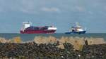 Containerschiff  Navi Baltic  und Küstenwache  BP25  vor Cuxhaven, 10.9.2015 