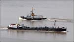 Lotsenboot KAPITN STOEWAHSE und Bunkerboot GRAUTANK 2 begegnen sich am 29.08.2007 auf der Weser bei Bremerhaven. Die GRAUTANK 2 ist 49,5 m lang, 6,6 m breit und hat eine Ladekapazitt von insgesamt 492 m.