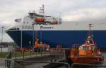 30.11.2013 - auf Hhe der Lotsenboote (im Vordergrund die  Klaashahn ) am Fhranleger Hohe Dne passiert die MS FINNSKY den Seekanal in Rostock-Warnemnde Richtung berseehafen. 