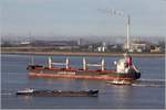 Die 2011 gebaute EVER ALLIANCE (IMO 9423255) fhrt am 25.03.2017 Hhe Bremerhaven weseraufwrts. Dieser Bulker ist 189,99 m lang und 32,26 m breit, die GT/BRZ betrgt 32.309 und die DWT 57.991 t. Heimathafen ist Panama. Frherer Name: TESS BULKER. 
Mit im Bild ist die 28,58 m lange WESERLOTSE (IMO 9154804) und das 79,99 m lange Bunkerboot KADDY (ENI 02325270).
