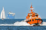 Lotsenversetzboot TRAVEMÜNDE am 23.09.2017 in der Ostsee vor Lübeck-Travemünde. Im Hintergrund ist die FINNSKY (Finnlines) zu sehen.