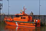 . Lotsenboot Pilot „Jasmund“ warte in der Schleuseneinfahrt nahe Bremerhaven auf ihren nächsten Einsatz.  08.04.2018  (Hans) 