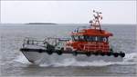 Das 2016 gebaute und 14,9 m lange Lotsenversetzboot WICKIE kehrt nach Bremerhaven zur�ck, nachdem es den Hafenlotsen zu einem einlaufenden Containerschiff versetzt hat. 09.04.2019